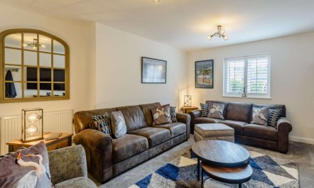 4 Bed in Hope Valley 3