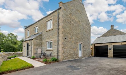 4 Bed in Hope Valley 1