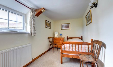 3 Bed in Ffarmers 9