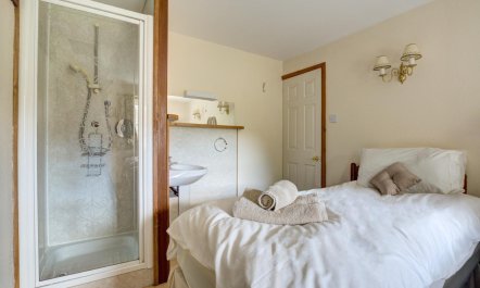 2 Bed in Thwaite 8