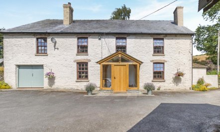 4 Bed in Newchurch 1