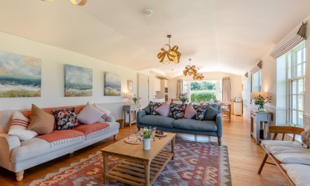 4 Bed in Partridge Green 1