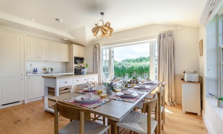 4 Bed in Partridge Green 3