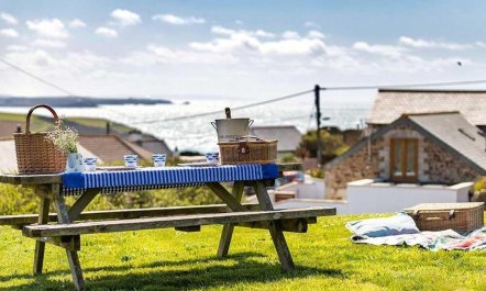 3 Bed in Mawgan Porth 1