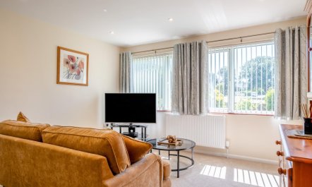 1 Bed in Totland Bay 9