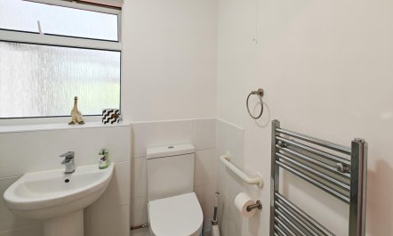 1 Bed in Totland Bay 8