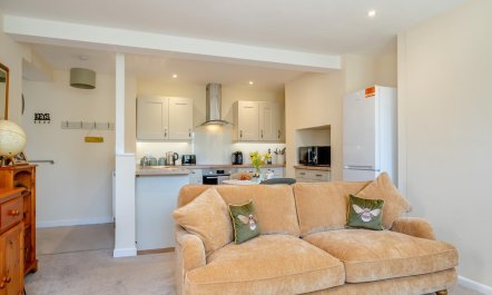 1 Bed in Totland Bay 8