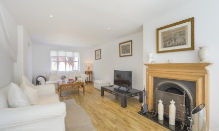 4 Bed in Woodbridge 1
