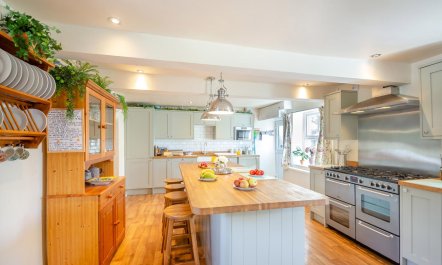 3 Bed in Llanfairtalhaiarn 2