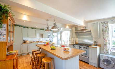 3 Bed in Llanfairtalhaiarn 3