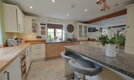 5 Bed in Garth 6