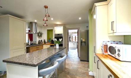 5 Bed in Garth 8