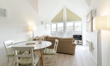 2 Bed in Mawgan Porth 1