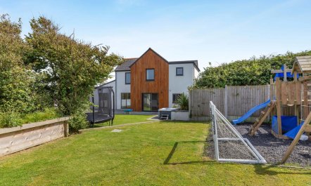 5 Bed in Upton 1