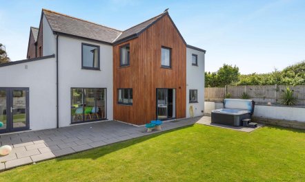 5 Bed in Upton