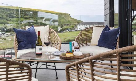 4 Bed in Mawgan Porth 3