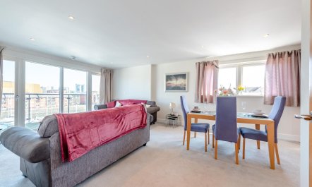 2 Bed in Maritime Quarter 8