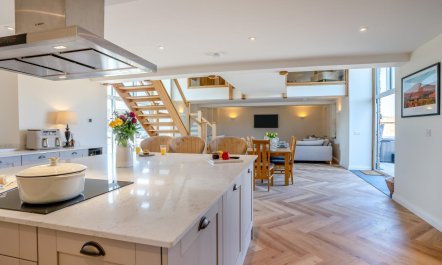 4 Bed in Llanellen 4