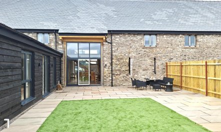 4 Bed in Llanellen