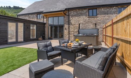 4 Bed in Llanellen