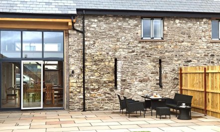 4 Bed in Llanellen 1