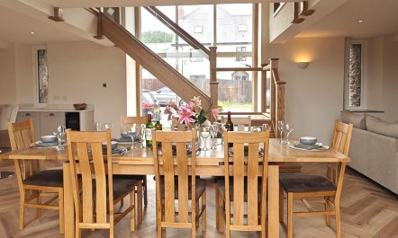 4 Bed in Llanellen 2