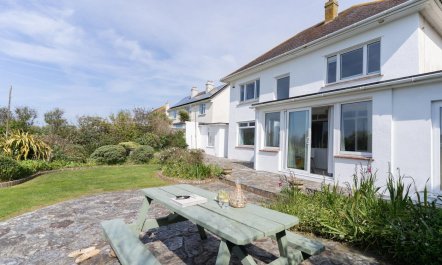 4 Bed in Fistral 1