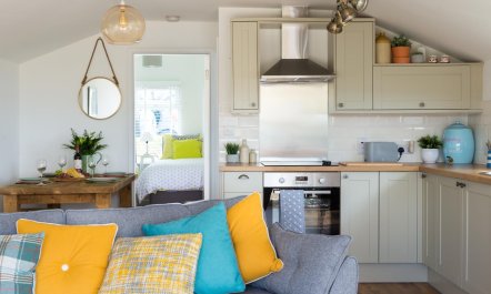 2 Bed in Whitsand Bay 6