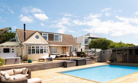 5 Bed in Mawgan Porth 1