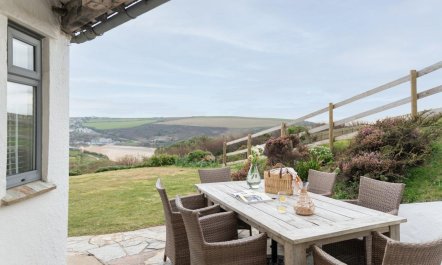 4 Bed in Mawgan Porth 2
