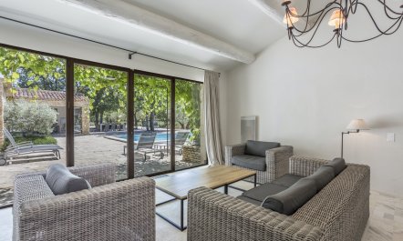 Chic Courtyard 7