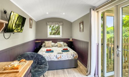 Valley View Retreat Shepherd&rsquo;s Hut