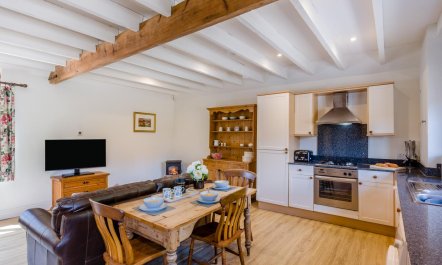 2 Bed in Woodbridge 1