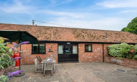 2 Bed in Woodbridge 1
