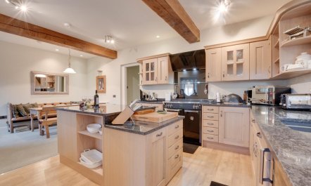4 Bed in Darley Bridge 4