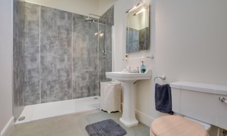 4 Bed in Darley Bridge 9