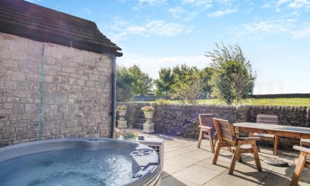 4 Bed in Peak Forest 1