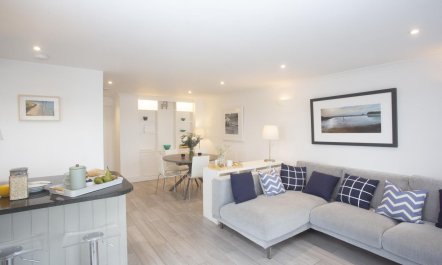 3 Bed in Rock 7