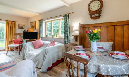 2 Bed in Stanley Pontlarge 6