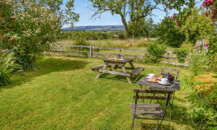 2 Bed in Stanley Pontlarge 1