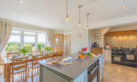4 Bed in Bentham 3
