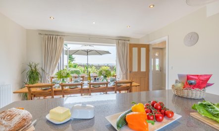 4 Bed in Bentham 4