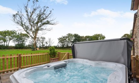 2 Bed in St. Giles 1