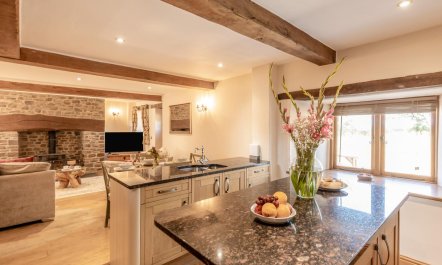 2 Bed in St. Giles 4