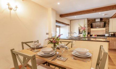 2 Bed in St. Giles 8