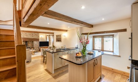 2 Bed in St. Giles 6