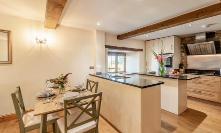 2 Bed in St. Giles 7