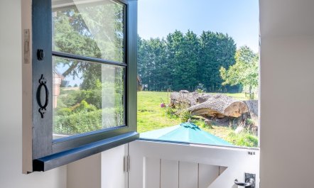 1 Bed in Bournheath 8