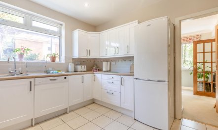 4 Bed in Chesterfield 9