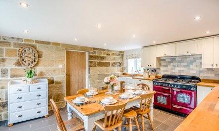 4 Bed in Ainthorpe 1